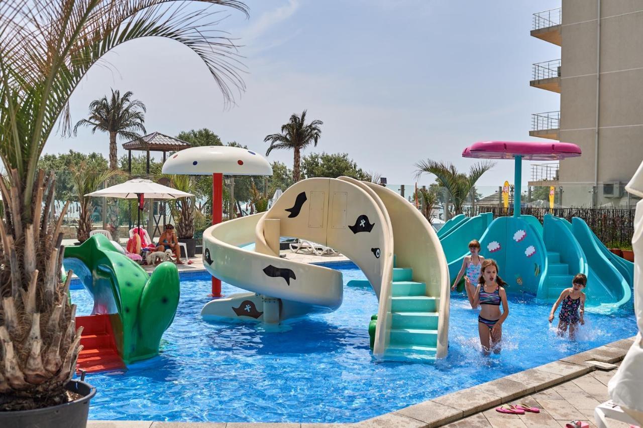 Sunrise Aparthotel Pool & Spa Mamaia Nord Năvodari Exteriör bild